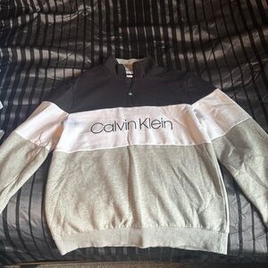 Calvin Klein long sleeve fleece.
Size: Large
Lightly worn